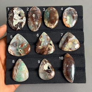 Naturlig akvapras-cabochon | Sällsynt grön akvapras-ädelsten | Polerad oval och friformad cabochon | Smyckessten