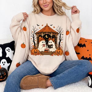 Maglietta accogliente con fantasma per la lettura, maglietta per amanti dei libri di Halloween, maglietta con fantasmi e zucche, maglietta per la stagione spettrale, maglietta autunnale per la lettura, maglietta autunnale, outfit autunnale
