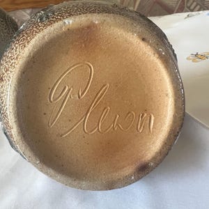 Puede incluir: Un juego de tres tazas de cerámica con un acabado mate moteado. Las tazas son en tonos crema, gris claro y gris oscuro. Cada taza tiene un diseño simple y minimalista, ideal para café o té.