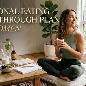 Peut inclure: Image promotionnelle pour un "Plan de rupture de l'alimentation émotionnelle pour les femmes". Une femme est assise près d'une fenêtre, tenant une tasse. Une table en bois présente un bol de nourriture, un cahier et une bouteille en verre. Le texte est en or.