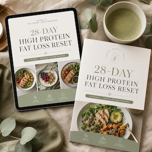 Puede incluir: Una tableta digital y un libro con el título "28-Day High Protein Fat Loss Reset" se muestran. El libro y la tableta presentan imágenes de comidas saludables. El texto incluye "For Women - Hormone Friendly Meal Plan". También se ve una taza de bebida verde.