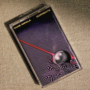 Tame Impala – Currents (Kassette) | Psychedelischer Pop-Synth 2015 | Let It Happen