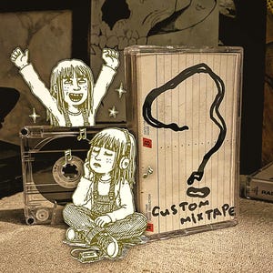Peut inclure: Un boîtier de cassette en plastique transparent avec un insert blanc présentant un point d'interrogation noir dessiné à la main et le texte "CUSTOM MIXTAPE". Deux illustrations découpées d'une personne aux cheveux longs sont placées devant.