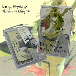 Puede incluir: Dos cintas de casete transparentes con el texto "Luv(sic) Hexalogy Nujabes feat. Shing02" se muestran. Una de las cintas está abierta, revelando la cinta en su interior. Las cajas de las cintas tienen una ilustración colorida.