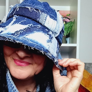 Op de afbeelding: Een handgemaakte houten serveerschaal met een natuurlijke afwerking. De rechthoekige schaal heeft opstaande randen en twee handgrepen. De houtnerf is zichtbaar. Afmetingen: ongeveer 40 cm lang en 25 cm breed.