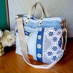 Geüpcycleerde denim hobotas | Gehaakte, leer, handgeschilderde madeliefjes, gerecyclede draagtas