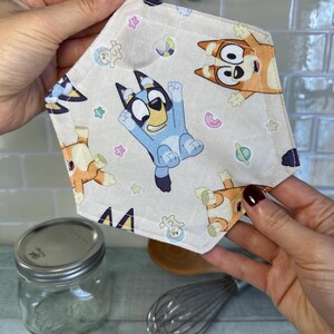 Abridor de Potes de Tecido Bluey - Antiderrapante - Feito à Mão com Alça e Ímã - Utensílio de Cozinha