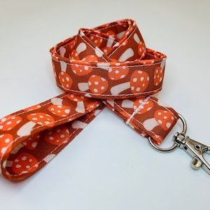 Tour de cou champignon - fond rouge - longueur au choix - fermoir détachable en option - tissu en coton - porte-clé/carte d'identité/badge