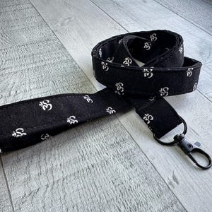 Lanière avec symbole Om/Aum - Choisissez votre longueur - Fermoir sécable en option - Coton - Porte-clé/carte d'identité/badge - Très grande longueur disponible