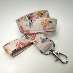 Tour de cou champignon - rose clair - longueur au choix - fermoir amovible en option - tissu en coton - porte-clé/carte d'identité/badge