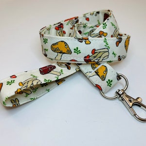 Tour de cou champignon - fond blanc - longueur au choix - fermoir amovible en option - tissu en coton - porte-clé/carte d'identité/badge