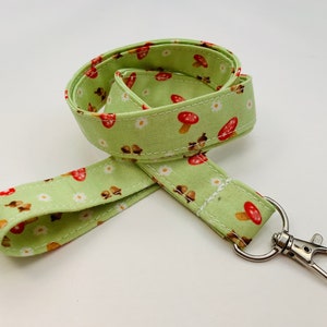 Tour de cou champignon - fond vert clair - longueur au choix - fermoir amovible en option - tissu en coton - porte-clé/carte d'identité/badge