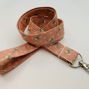 Tour de cou champignon - fond rose - longueur au choix - fermoir amovible en option - tissu en coton - porte-clé/carte d'identité/badge