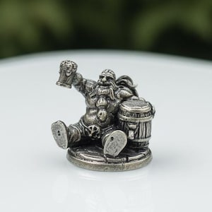 Nain ivre miniature avec tonneau de bière - Figurine fantastique en cuivre blanc pour jeu de table ou décoration de bureau