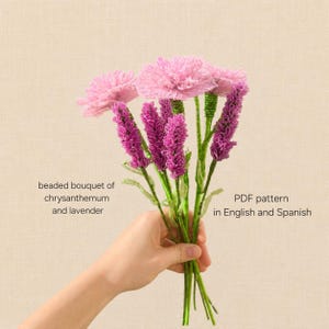 Pode incluir: Um buquê de miçangas com flores de crisântemo rosa e hastes de lavanda roxas com caules verdes. O texto na imagem diz: beaded bouquet of chrysanthemum and lavender, PDF pattern in English and Spanish.