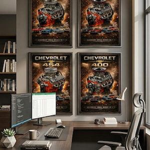 Könnte beinhalten: Vier gerahmte Chevrolet-Motoren-Poster. Jedes Poster zeigt ein anderes Motormodell: 327, 350, 454 und 400. Die Poster haben einen Vintage-Stil mit Motorillustrationen und Text. Die Poster werden über einem Schreibtisch angezeigt.