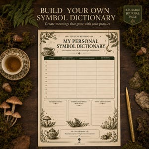 以下が含まれることがあります： 茶葉占いのための「My Personal Symbol Dictionary」と題されたベージュ色のジャーナルページ。シンボル、伝統的な意味、個人的な解釈を記入する表があり、パターン、繰り返されるシンボル、メモのためのセクションと植物のイラストが描かれています。