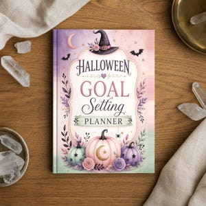 Pode incluir: Uma agenda de capa dura com um gradiente pastel contendo o texto Halloween Goal Setting Planner. O design inclui um chapéu de bruxa, lua crescente, morcegos e três abóboras em tons de menta, rosa e roxo, acentuadas com motivos florais.