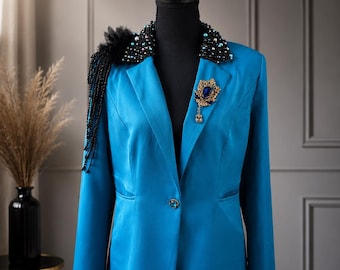 Op maat gemaakte groenblauwe blazer | Met de hand versierde parels, kralen, broche | Statement draagbare kunst