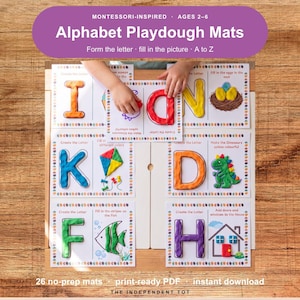 Può includere: Tappetini per pongo con alfabeto che mostrano le lettere I, D, K, F e H formate con pongo colorato. Ogni tappetino rettangolare bianco include il contorno di una lettera e un'illustrazione corrispondente da completare, come un aquilone o un pesce.