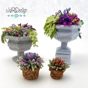 Könnte beinhalten: Drei Miniatur-Blumenarrangements in verschiedenen Topfgrößen. Das größte Arrangement befindet sich in einer grauen Urne mit einem Blumenarrangement in Lila und Grün. Die beiden kleineren Arrangements befinden sich in braunen Töpfen mit lila und grünen Blumen sowie orange und grünen Blumen.