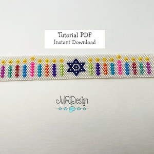 Può includere: Un braccialetto di perline con una Stella di David e candele, che rappresentano le otto notti di Hanukkah. Il braccialetto è bianco con perline colorate e perline gialle per le fiamme delle candele. Il testo "Tutorial PDF Download immediato" è sopra il braccialetto.