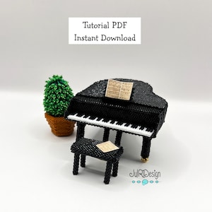 以下が含まれることがあります： 黒いビーズでできたグランドピアノの上に楽譜が置かれ、それに合う黒いビーズのピアノスツールがあります。ピアノは白い表面に置かれており、背景には小さな緑色のビーズの鉢植えがあります。画像の上部には「チュートリアルPDF即時ダウンロード」というテキストがあります。