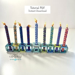 Puede incluir: Una menorá de cuentas con nueve velas de colores, cada una con una llama amarilla. La menorá está hecha de cuentas azules, verdes y amarillas. El texto "Tutorial PDF Descarga instantánea" está en la parte superior de la imagen.