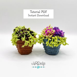 Puede incluir: Dos esculturas de macetas de cuentas. Una es marrón con cuentas verdes y marrón oscuro, la otra es azul con cuentas rosas, moradas y verdes. El texto "Tutorial PDF Instant Download" está arriba.