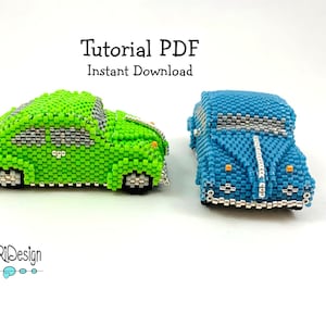 Pode incluir: Dois carros de brinquedo de contas, um verde e outro azul, lado a lado. Os carros são feitos de pequenas contas e têm um design de carro clássico. A imagem inclui o texto "Tutorial PDF Instant Download" e o logotipo JulRiDesign.