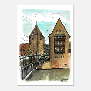 Könnte beinhalten: Eine Aquarell- und Tuschezeichnung einer historischen europäischen Stadtlandschaft mit einem hohen Steinturm, einem mehrstöckigen Gebäude mit dunklen Holzbalkonen und einer Metallbrücke, die einen Fluss unter einem hellblauen Himmel überspannt.
