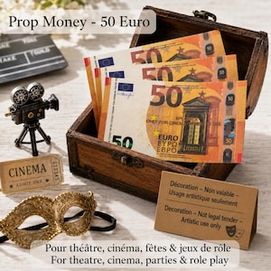Pode incluir: Um baú de madeira cheio de notas de 50 euros de adereço com a etiqueta "ONLY FOR CINEMA USE". Ao lado do baú há uma câmara de cinema preta em miniatura, um bilhete de "CINEMA", uma máscara dourada e um sinal "Decoration - Not legal tender".