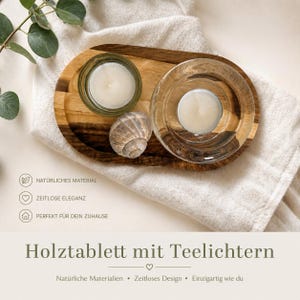 Könnte beinhalten: Ein Holztablett mit zwei Glaskerzenhaltern, die jeweils eine brennende Teelichtkerze enthalten. Auf dem Tablett liegt eine Muschel. Der Text "Holztablett mit Teelichtern" befindet sich am unteren Bildrand.