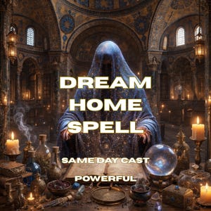 Op de afbeelding: Een figuur met een kap in een sterrenblauwe mantel staat achter een open boek, omringd door kaarsen, glazen flessen en een kristallen bol. De tekst luidt DREAM HOME SPELL, SAME DAY CAST, POWERFUL. De setting is een sierlijke, donkere stenen kamer.