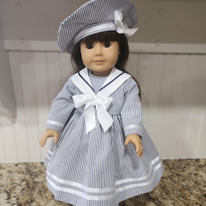Ropa para muñecas de 18" hecha en Estados Unidos - Vestido marinero de seersucker a rayas azules con boina Samantha