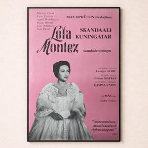 以下が含まれることがあります： ピンクの背景に黒い文字が書かれたLola Montezの額入り映画ポスター。ポスターには、レースのトリミングが施されたガウンを着て小さな白い物体を持っている人物の白黒ポートレートが描かれています。テキストには名前と制作クレジットが含まれています。