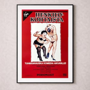 Könnte beinhalten: Gerahmtes Poster mit rotem Hintergrund, das Cartoonfiguren in Unterwäsche zeigt. Der Text des Posters enthält "HENKILO-KOHTAISTA" und "PERSONAL SERVICES". Das Kunstwerk ist in Schwarz gerahmt.