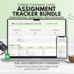 Può includere: Un laptop, uno smartphone e una calcolatrice mostrano un tracker digitale degli incarichi. Lo schermo mostra "College Command Center ASSIGNMENT TRACKER BUNDLE". Una tazza di caffè è nelle vicinanze. Il testo recita "Pianifica il tuo semestre con fiducia."