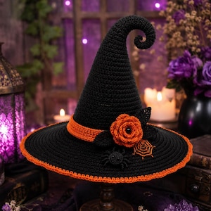 Könnte beinhalten: Ein schwarzer gehäkelter Hexenhut mit einer hohen, gebogenen Spitze, einer breiten Krempe mit orangefarbenem Rand und einem orangefarbenen Band. Der Hut ist mit einer gehäkelten orangefarbenen Rose, schwarzen Blättern, einer Spinne und einem Spinnennetz verziert.