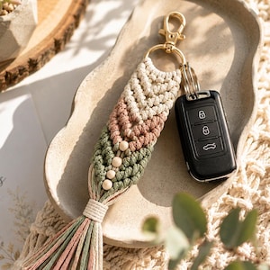 Macrame Keychain Pattern PDF, Chevron Knot Tutorial, Intermediate Macrame Phone Strap, DIY Boho Keychain, Wooden Bead, English Download