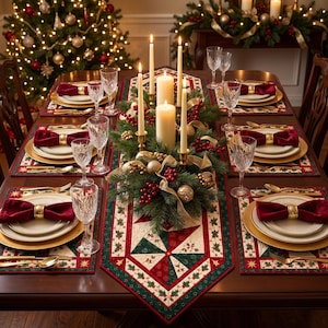 Puede incluir: Un arreglo de mesa de comedor formal con un camino de mesa acolchado con un patrón de acebo rojo, verde y blanco, manteles individuales a juego, platos blancos con bajoplatos dorados, servilletas de tela rojo oscuro con anillos dorados y cristalería.