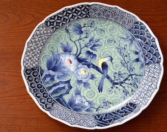 Plato hondo antiguo japonés de porcelana azul y blanca pintado a mano.