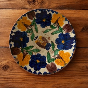 Handmålad vintage talavera keramik tallrik. Mexikansk folkkonst blå, gul och blommig väggdekor 23 cm