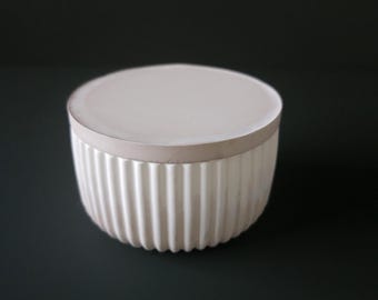 Schale mit Deckel