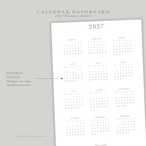 Puede incluir: Un inserto de calendario 2027 para agenda con fondo blanco y texto negro. El diseño muestra los doce meses del año en formato de cuadrícula, con el texto Calendar Dashboard 2027 Planner Insert y Minimal Design.