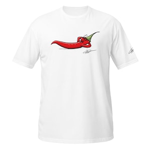 Op de afbeelding: Wit T-shirt met een cartoon illustratie van een rode chilipeper met een groene bladhoed en zonnebril. De chilipeper ligt met gekruiste armen. Het shirt heeft een ronde hals en korte mouwen.