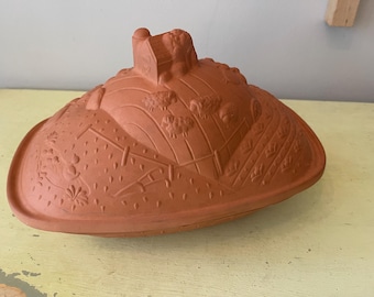 Grande travessa vintage de terracota com tampa – Cerâmica rústica com cena de fazenda, decoração estilo cottagecore.
