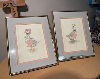 Juego de grabados de patos firmados por Martha Hinson: Goosy Lucy y Dandy Gandee, grabados enmarcados.