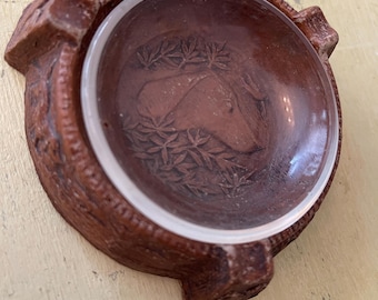 Cenicero antiguo de madera Syroco con forma de perro de caza