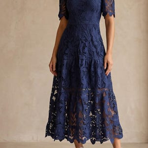 Marineblaues Kleid mit Blumenstickerei | Romantisches Stufenkleid in Midi-Länge | Elegantes Sommerkleid für Hochzeitsgäste | Feminines Outfit für Gartenpartys